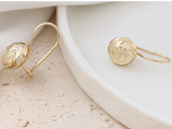 Złote kolczyki z półkulą na biglu