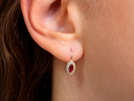 Kolczyki złote angielskie z cyrkoniami z czerwonym oczkiem