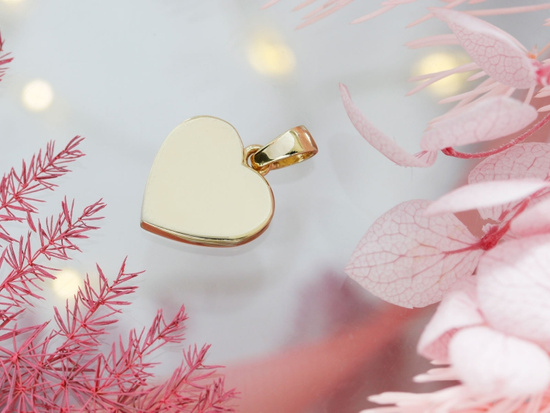 Złota zawieszka małe serce możliwy grawer