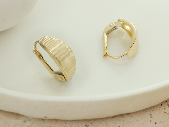 Złote kolczyki błyszczące angielskie wygodne