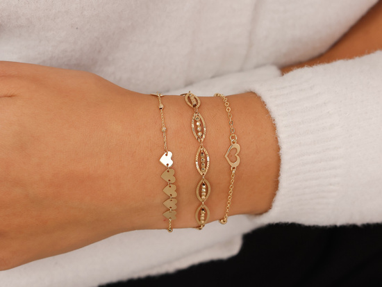 Złota bransoletka z sercami z kuleczkami