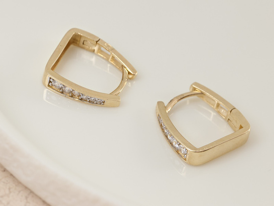 Kolczyki złote subtelne angielskie z cyrkoniami