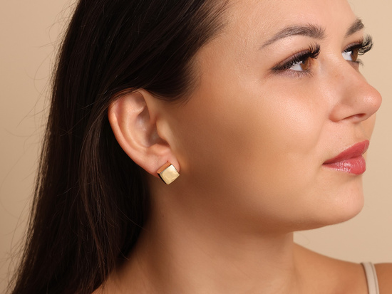 Złote kolczyki kostki na sztyfcie