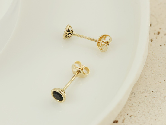 Złote kolczyki na sztyfcie z czarną cyrkonią