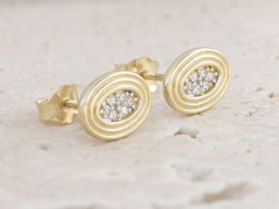 Złote kolczyki owalne na sztyfcie z cyrkoniami