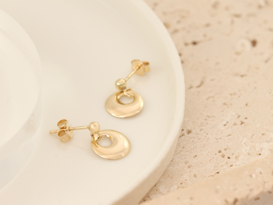 Delikatne złote kolczyki wiszące okrągłe na sztyfcie