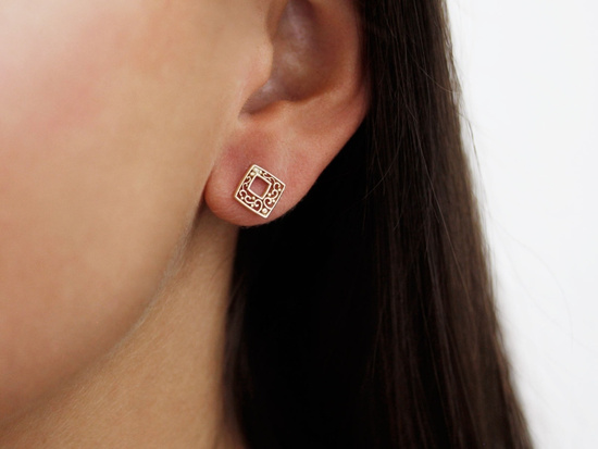 Kolczyki złote kwadraty na sztyfcie przy uchu ażurowe