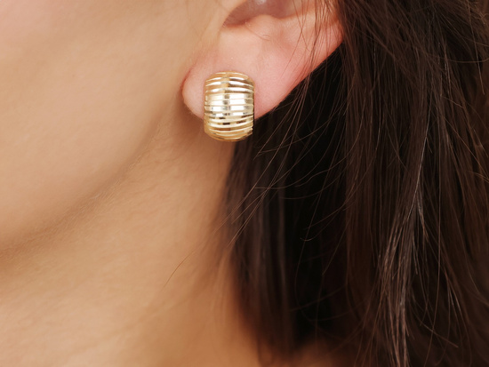 Złote kolczyki blaszki na angielskim zapięciu