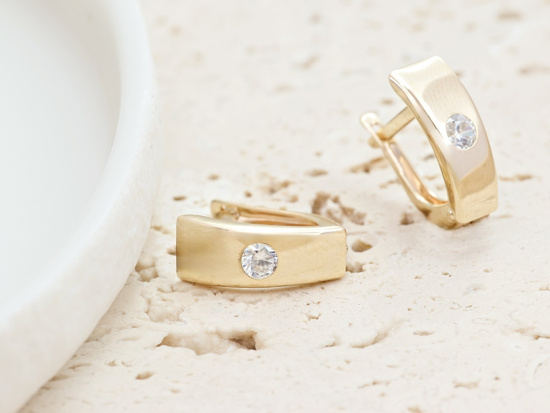 Złote kolczyki na angielskim zapięciu z jedną cyrkonią