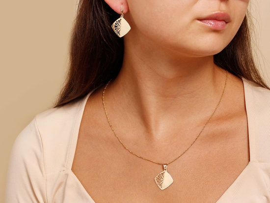 Złote kolczyki wiszące kwadraty z ażurem