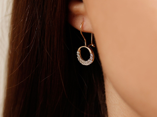 Złote kolczyki na biglu z cyrkoniami