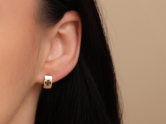 Kolczyki złote angielskie z wzorem koniczynki z czarnych cyrkonii