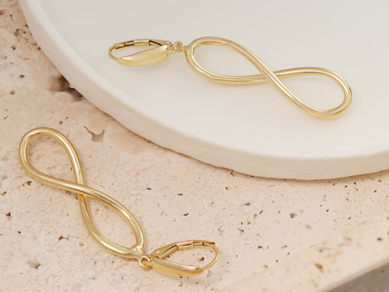 Złote kolczyki wiszące symbol nieskończoności z klasą