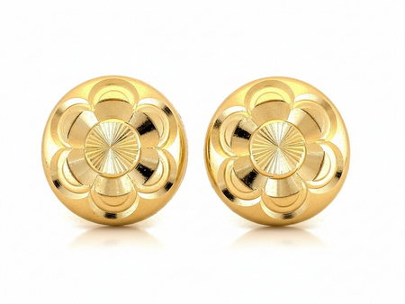 Kolczyki złote okrągłe błyszczące przy uchu pinezki