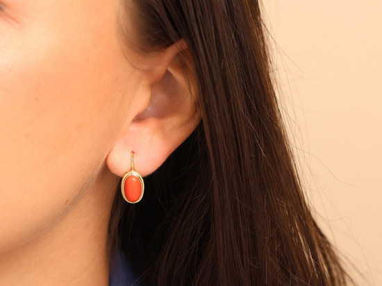 Kolczyki złote owalne z koralem na zapięciu angielskim