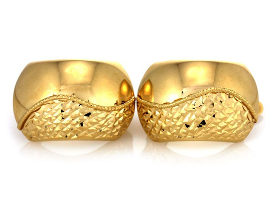 Złote kolczyki z efektownymi błyszczącymi nacięciami