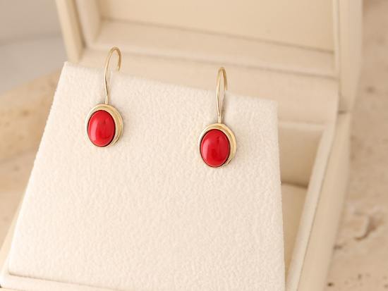 Kolczyki złote na biglu z owalnym koralem syntetycznym