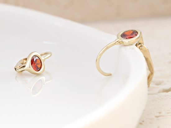 Delikatne złote kolczyki z sercem z czerwonym kamieniem angielskie