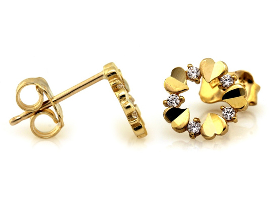 Kolczyki złote na sztyfcie przy uchu z malutkich serc