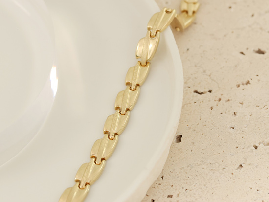 Złota bransoletka z tłoczonych elementów