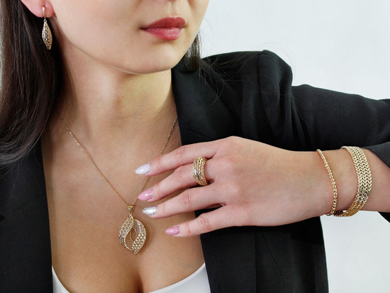 Bransoletka ze złotych błyszczących kulek