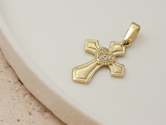 Złota zawieszka krzyżyk z sercem z cyrkoniami