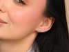 Kolczyki złote kropla na sztyfcie przy uchu delikatne subtelne