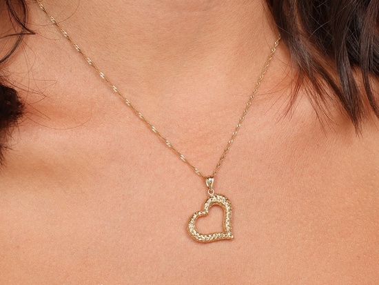 Złota zawieszka serce błyszczące ażurowe kontury