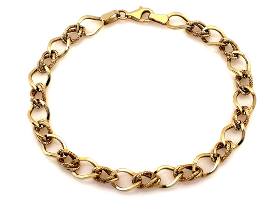 Złota bransoletka z dużych ogniw modna na czasie