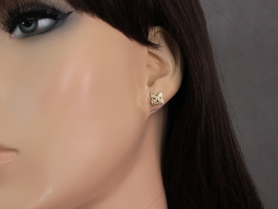 Kolczyki kwadraty z kwiatkiem sztyfty