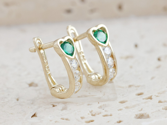 Kolczyki złote dla dziewczynki z serduszkiem z zielonymi cyrkoniami