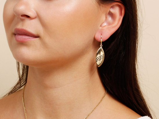 Kolczyki złote wiszące sztywne z czarną emalią