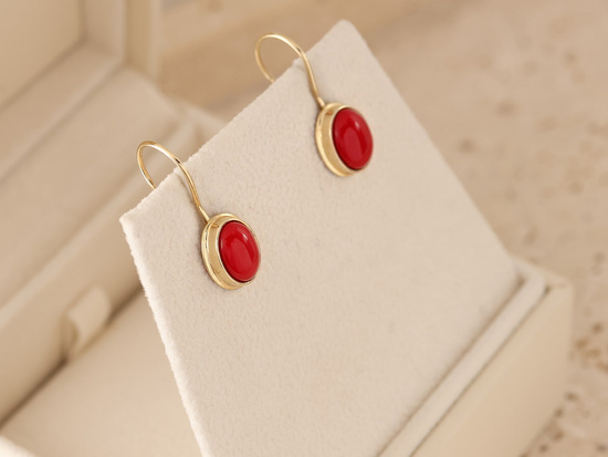 Kolczyki złote na biglu z owalnym koralem syntetycznym