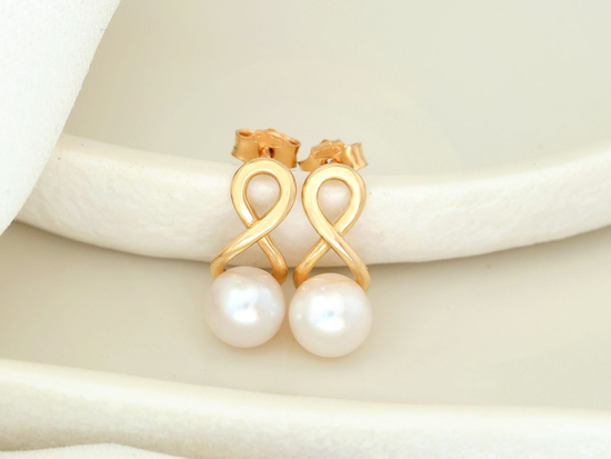 Kolczyki złote na sztyfcie z perłą