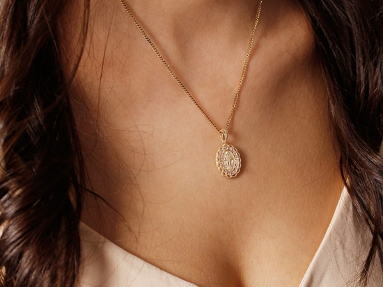 Złoty medalik Niepokalana w oprawie z cyrkonii