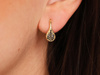 Złote kolczyki angielskie z czarnymi cyrkoniami
