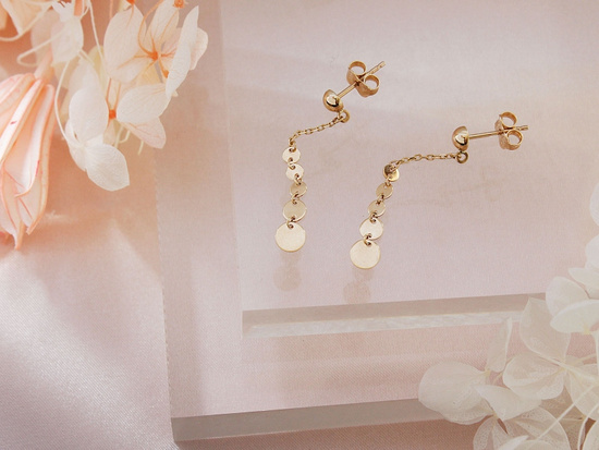 Kolczyki złote na sztyfcie z wiszącymi kółeczkami blaszkami