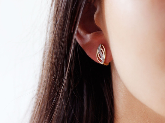 Złote kolczyki wygodne zapięcie delikatne z cyrkoniami