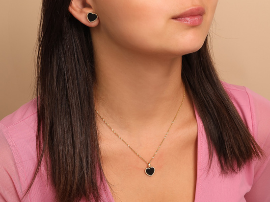 Kolczyki złote serca na sztyfcie z czarnym kamieniem syntetycznym