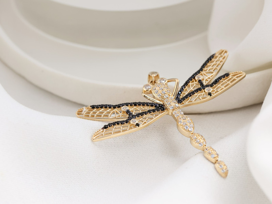 Duża złota ważka zawieszka z cyrkoniami z czarnymi dodatkami