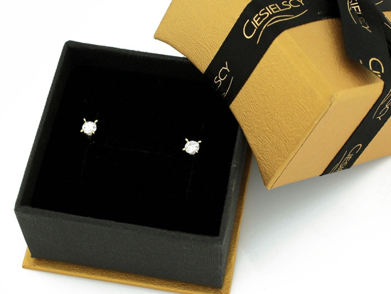 Kolczyki złote z cyrkonią na sztyfcie przy uchu