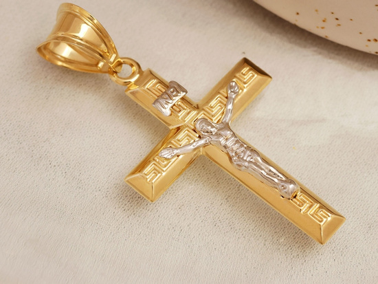 Złota zawieszka duży krzyżyk z białą pasyjką