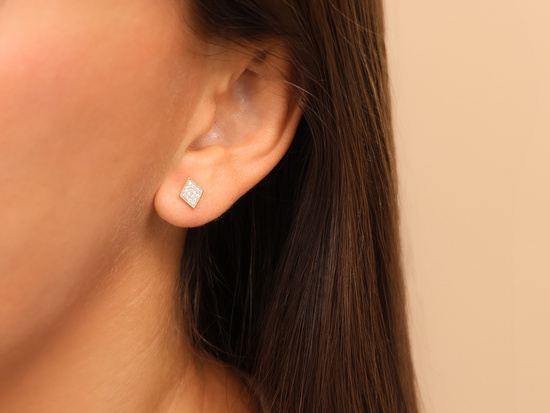 Kolczyki złote romby z cyrkoniami na sztyfcie przy uchu