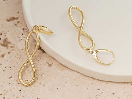 Złote kolczyki wiszące symbol nieskończoności z klasą