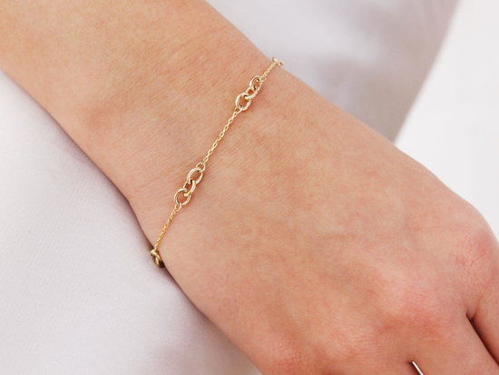 Bransoletka złota delikatna subtelna z ozdobami