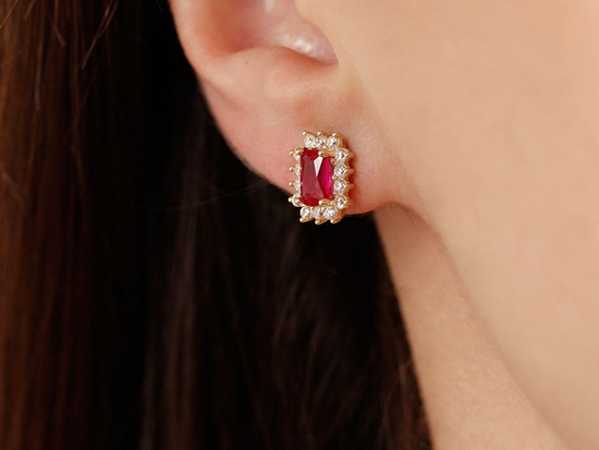 Kolczyki złote na sztyfcie z czerwonym oczkiem