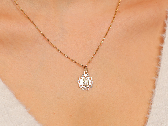 Malutki medalik złoty z Maryją w ażurowej oprawie