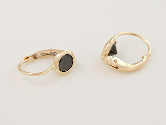 Złote kolczyki angielskie z onyksem