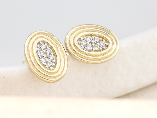 Złote kolczyki owalne na sztyfcie z cyrkoniami