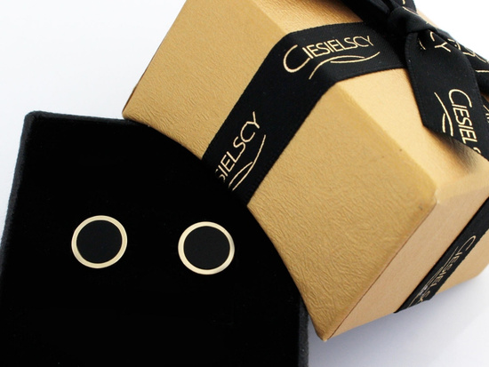 Złote kolczyki okrągłe na sztyfcie z czarnym kamieniem